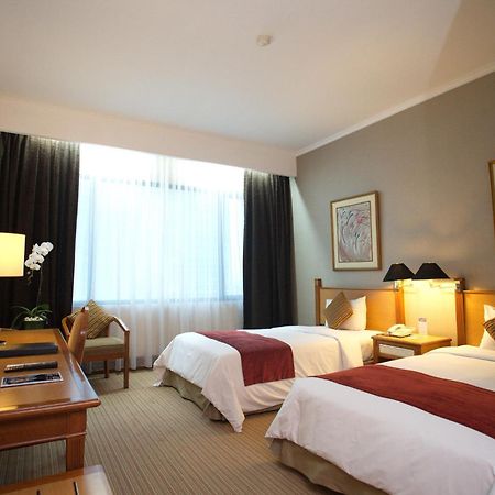 Menara Peninsula Hotel Jakarta Exterior photo