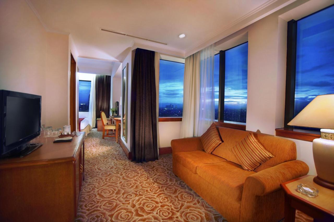 Menara Peninsula Hotel Jakarta Room photo