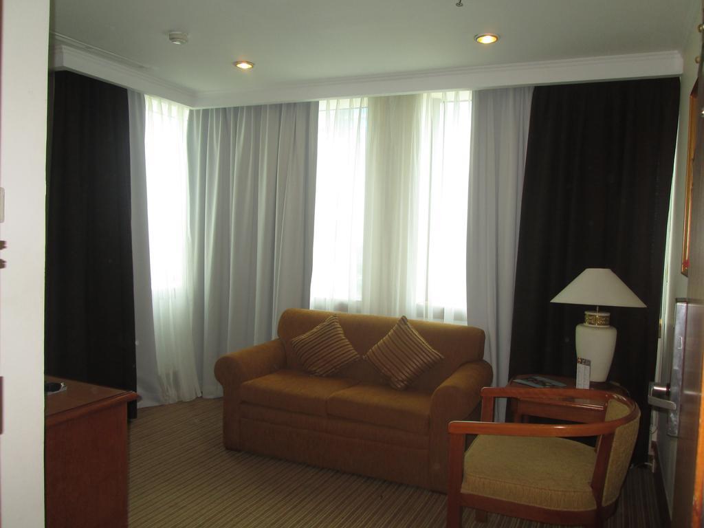 Menara Peninsula Hotel Jakarta Exterior photo