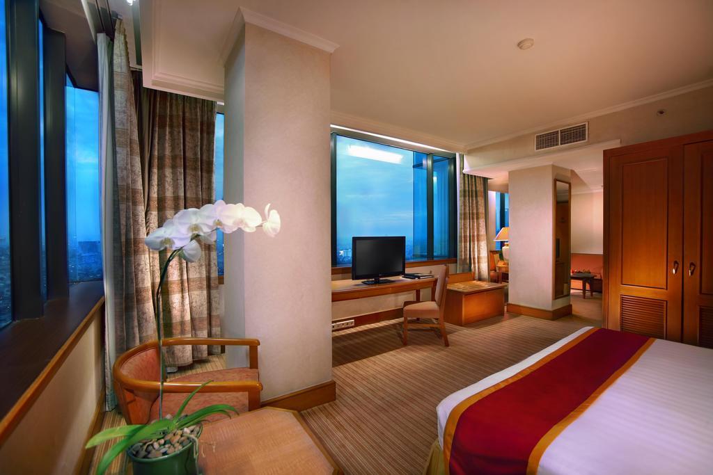 Menara Peninsula Hotel Jakarta Exterior photo